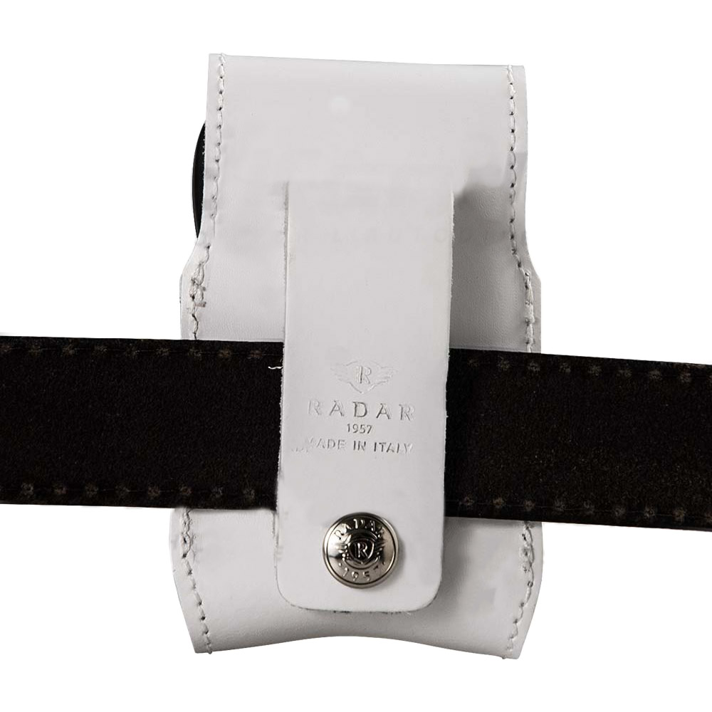 Allacciamento della fondina custodia in pelle bianca alla cintura