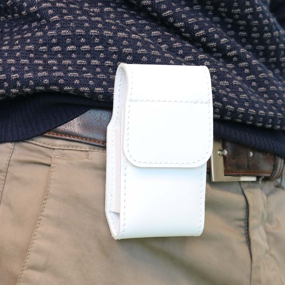 Posizionamento della fondina custodia in pelle bianca in cintura
