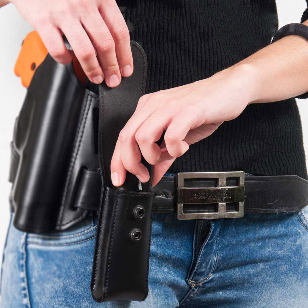 Estrarre la cartuccia dal porta caricatore in cuoio | Piexon